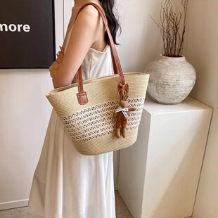 夏季 百搭通勤单肩水桶包 流行度假风菜篮子编织包女海边草编包时尚