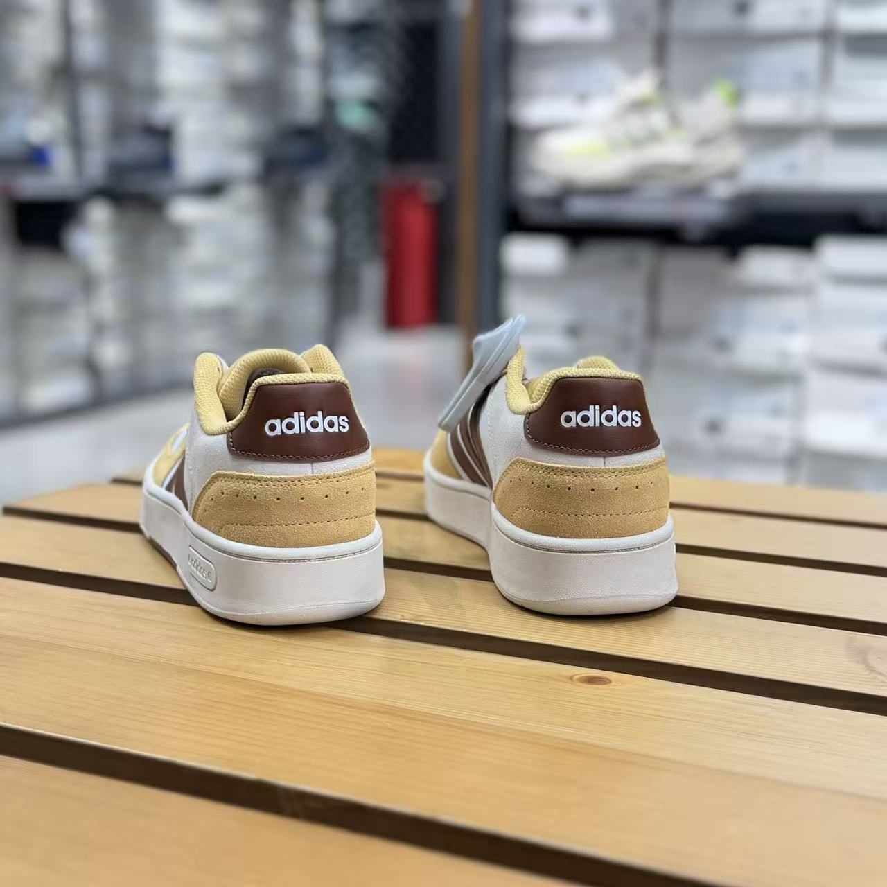 阿迪达斯男女款小锯齿板鞋