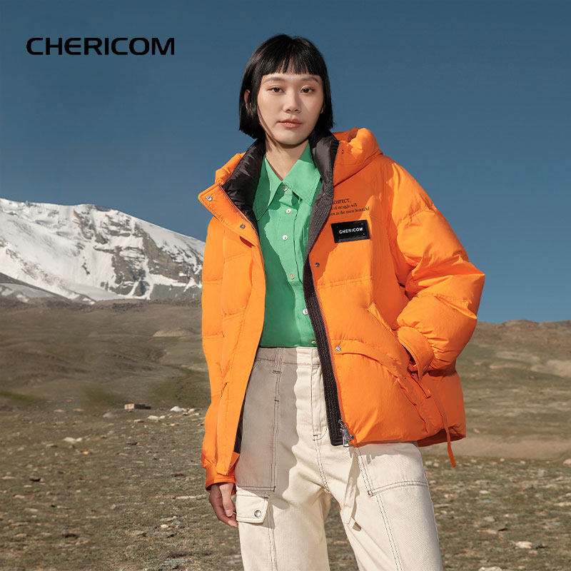 千仞岗冬季宽松厚款羽绒服女短款保暖连帽长袖羽绒服女Y289090Y