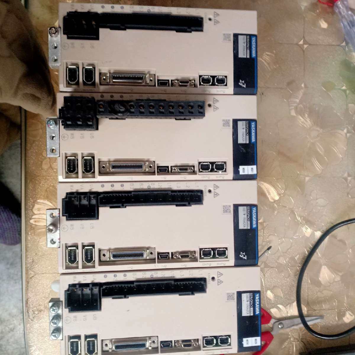 /YASKAWA SGD7W-1R6A20A   有3台