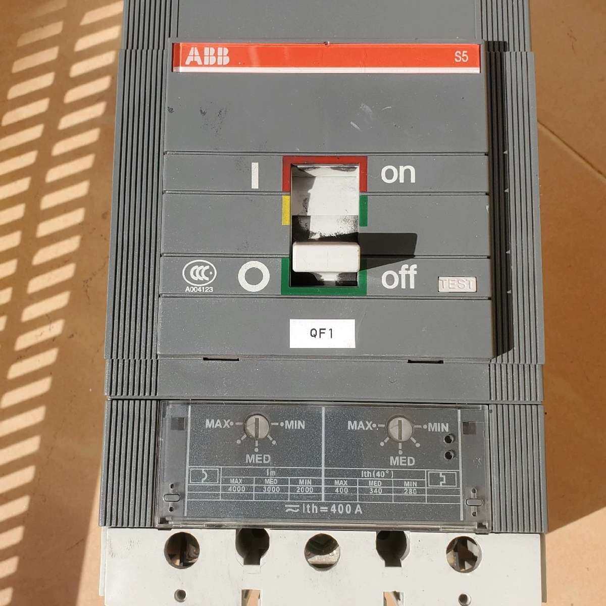 S5N塑壳断路器，3P，400A。如图所示，只此