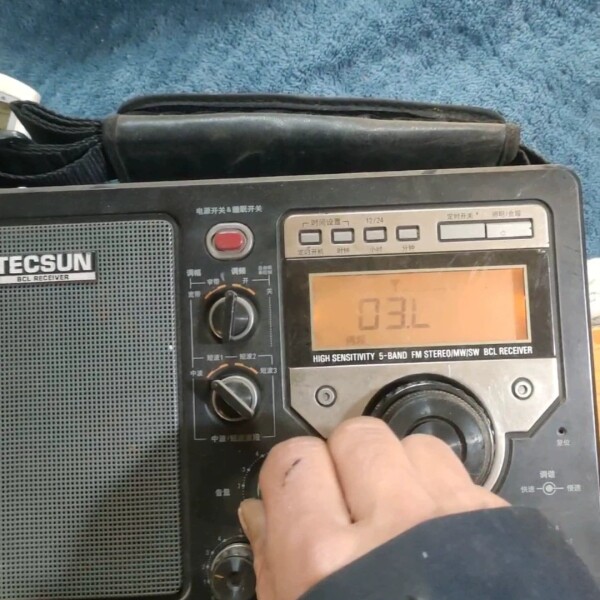 【汇生】德生3000 。外观还行,电池仓干净无腐蚀。唯一缺点显示