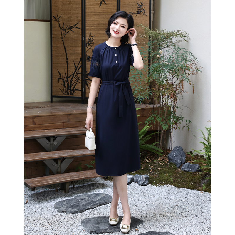 纯色蕾丝拼接圆领纽扣休闲连衣裙