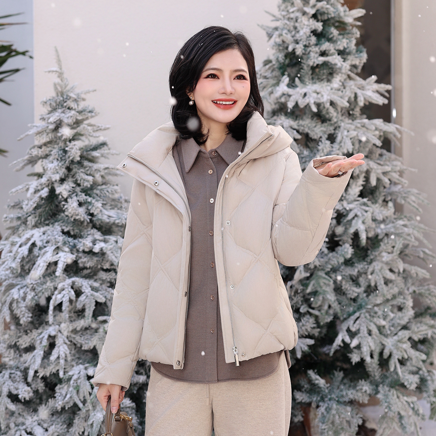 哑光菱格加厚连帽羽绒服女短款