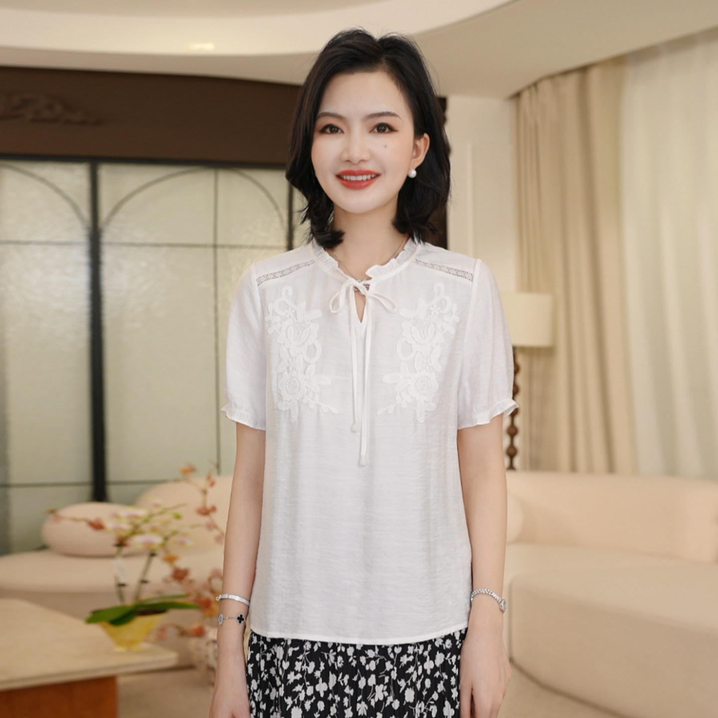 【现货】枫竺阿楠优雅木耳边系带v领蕾丝刺绣轻薄衬衫新款上衣女