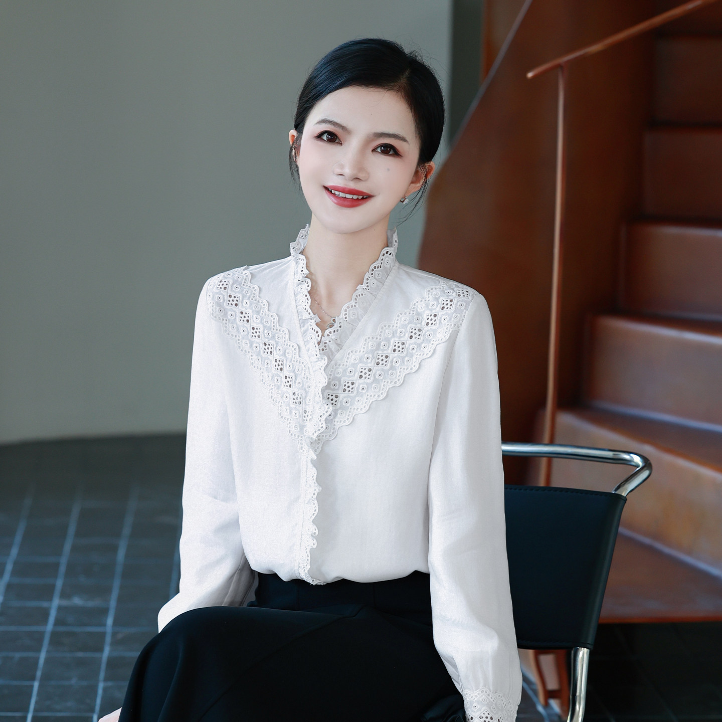 枫竺阿楠莱赛尔优雅气质镂空刺绣花边v领衬衫女秋装新款洋气上衣