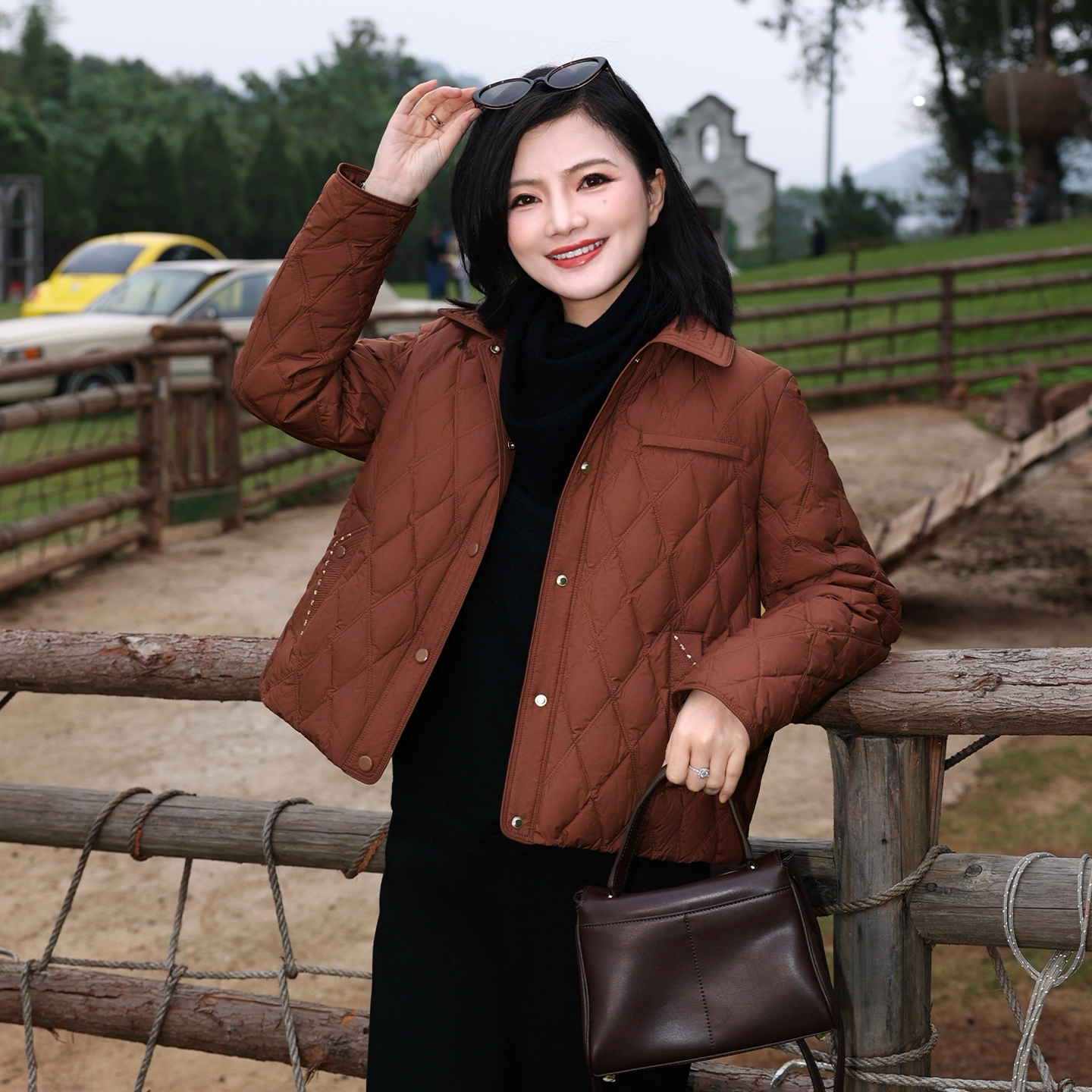 90白鸭绒翻领菱格轻薄短款羽绒服