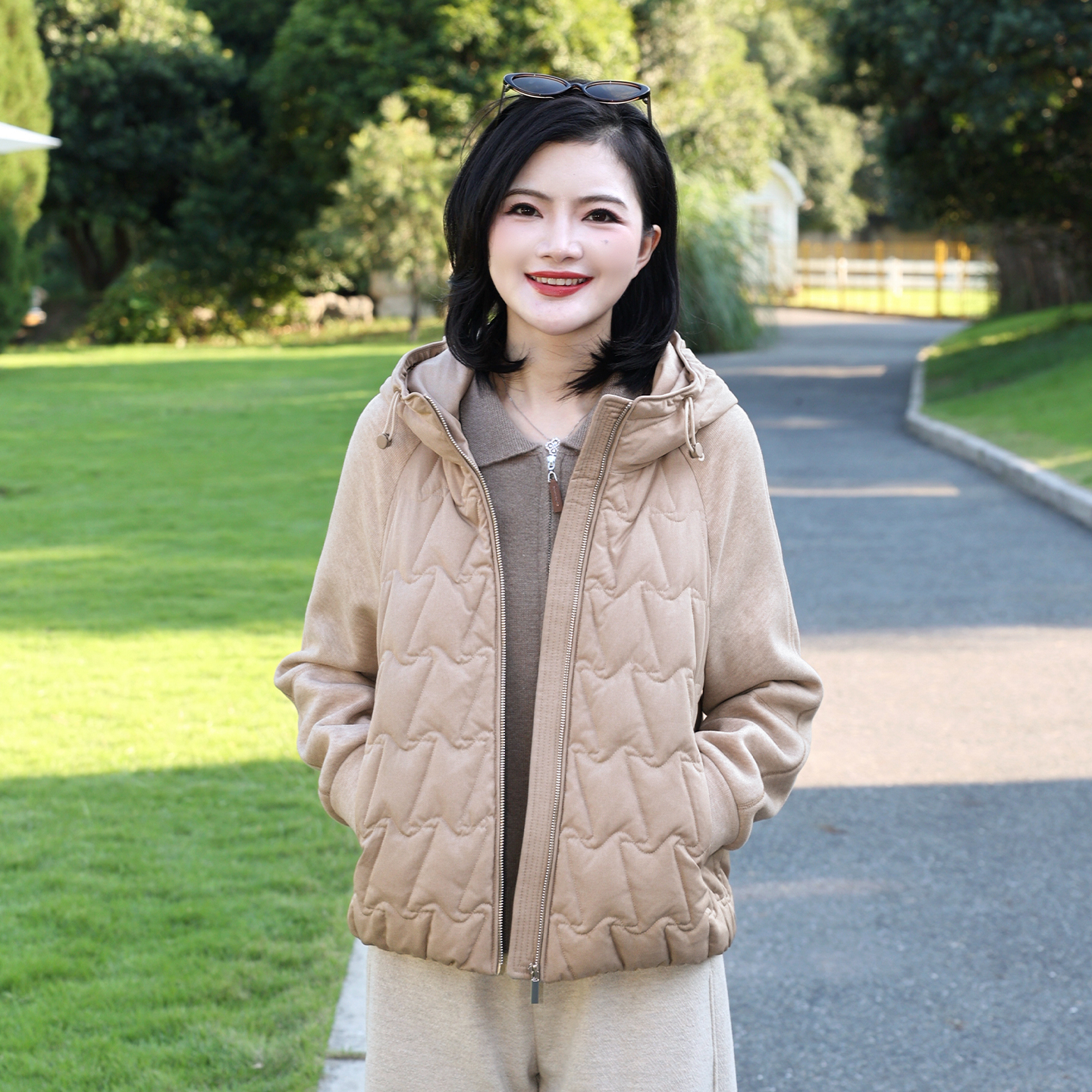抽绳连帽拼接羽绒服女短款