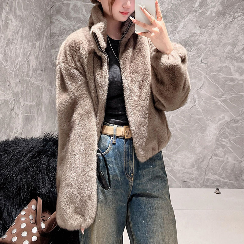 2025冬季新品女装毛绒绒厚实短款兜量高领轻运动风外套MBE4COT019