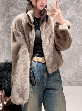 2025冬季新品女装毛绒绒厚实短款兜量高领轻运动风外套MBE4COT019