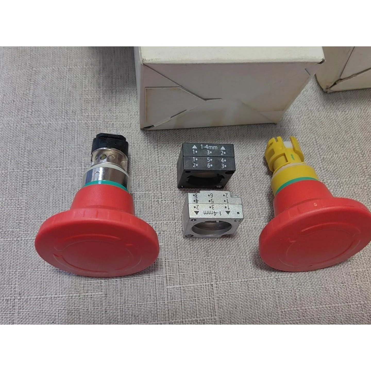 非标价西门子急停按钮，型号：3SB3500-1AA20议价