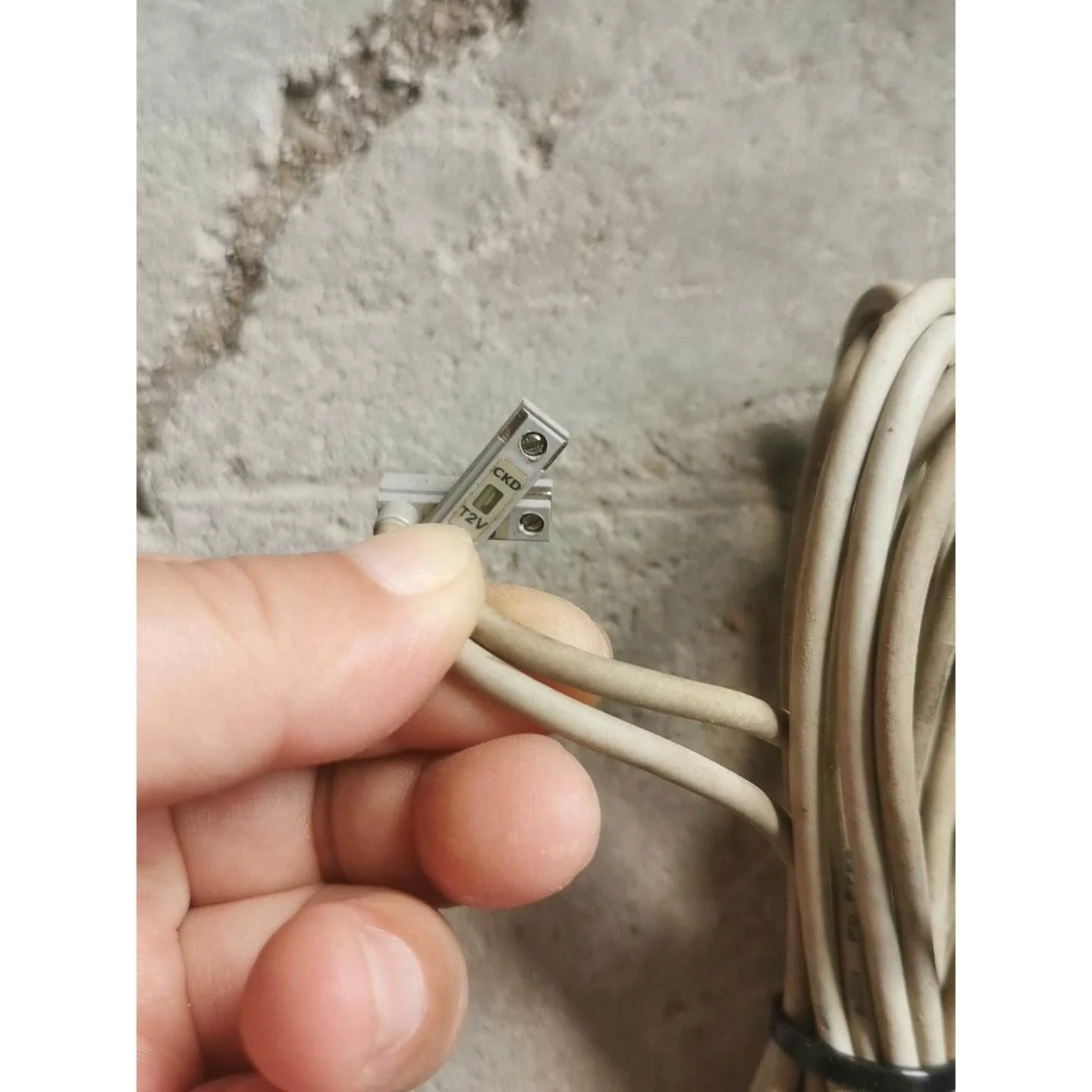 非标价日本CKD磁性开关T2V. C1516G 数量两条，拆机议价