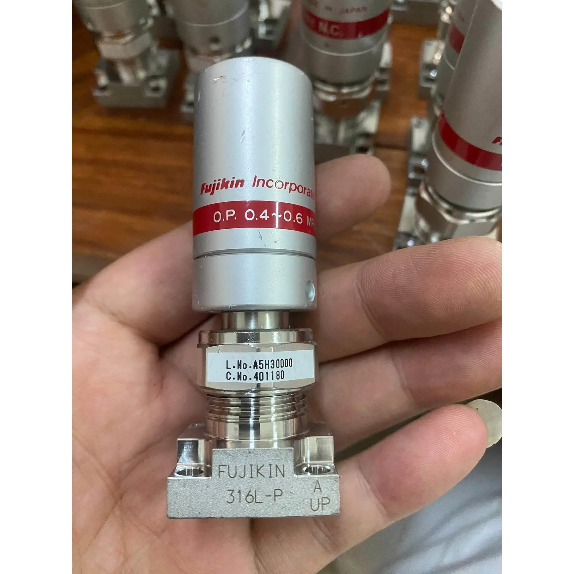 非标价FUJIKIN富士金隔膜阀、料号：401180议价