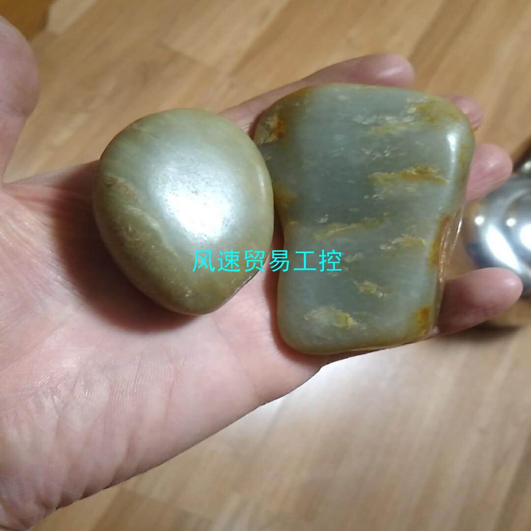 非标价和田玉籽料原石两块议价