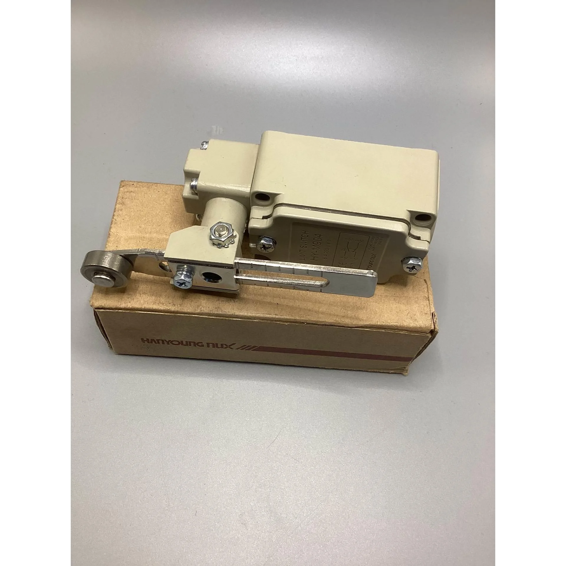 非标价出 韩国韩荣NUX品牌的行程开关，颜色为白色，款式HY-M9议