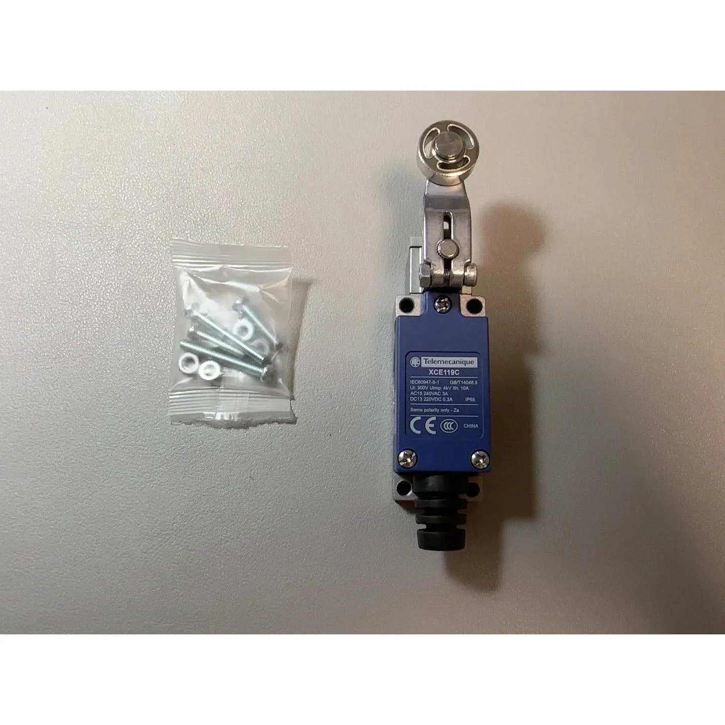 非标价施耐德全新原装XCE119C，数量2个，单价45.24元议价