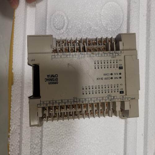 欧姆龙CPM1A-40CDR-D实物拍摄，雨淋过，通电不亮，
