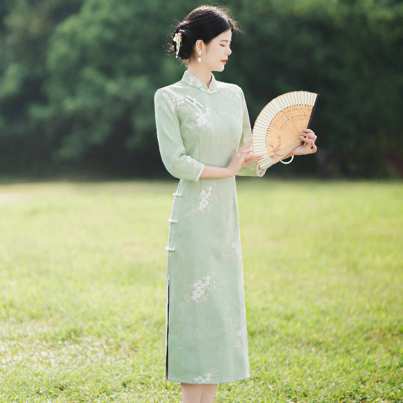 挽苏绿色麂皮绒旗袍2025新款高端修身改良年轻款日常连衣裙女夏季
