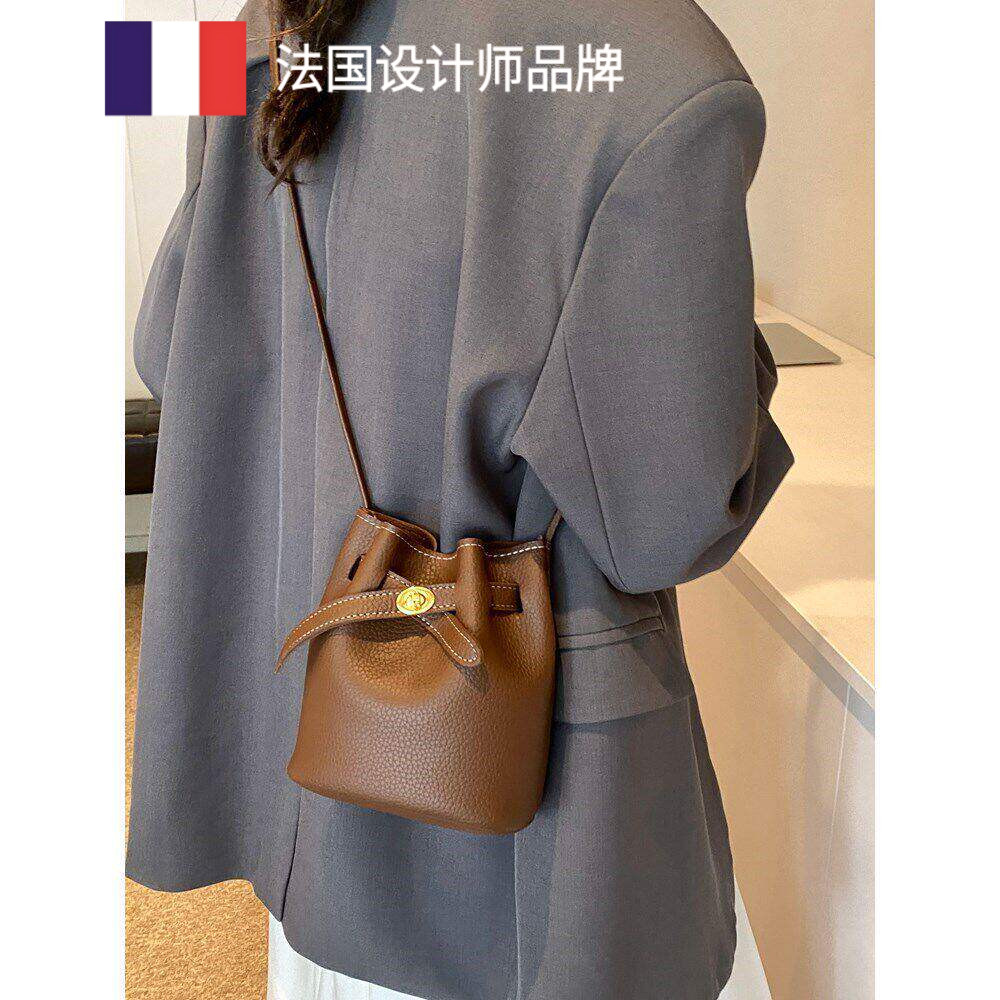 法国IT. BAG 复古水桶包女2026新款简约百搭斜挎包通勤单肩手机包