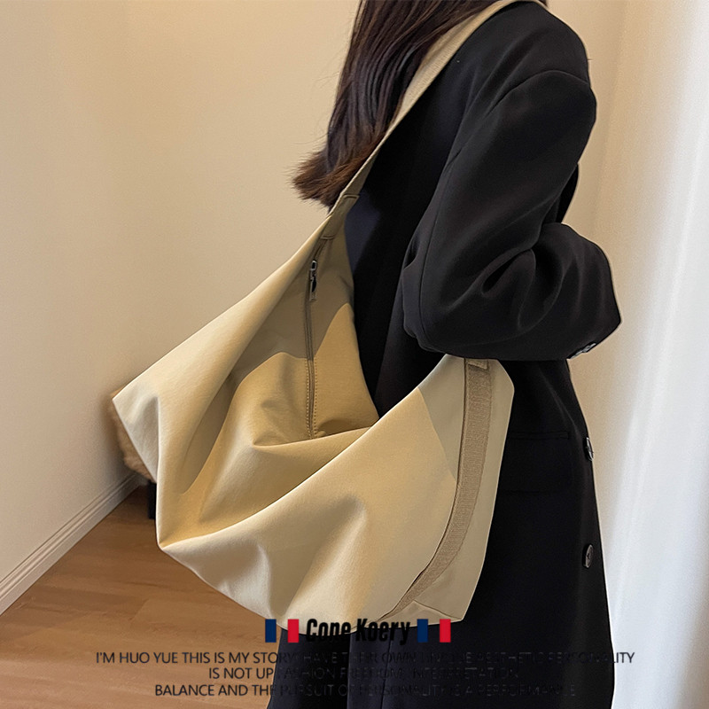 法国大容量帆布斜挎包女2026新款托特饺子包包通勤布包单肩背包男