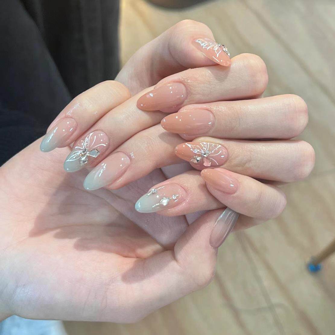 纯手工光疗穿戴甲渐变美甲蝴蝶美甲手绘美甲短款春日美甲显白高级