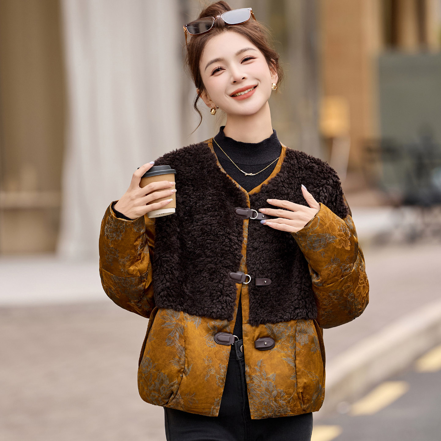 短款羽绒服女2026新款冬季爆款皮毛拼接圆领复古印花女士保暖外套