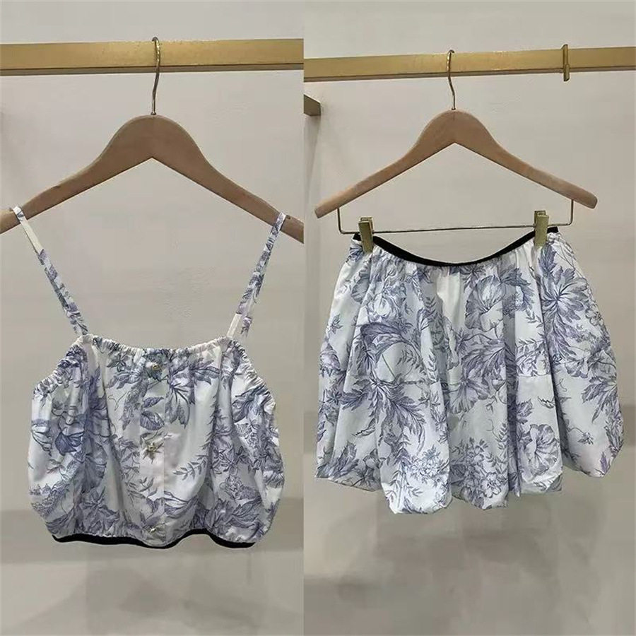 maSande法式小众 2026早秋青花瓷印花收腰排扣吊带高腰花苞短裙套