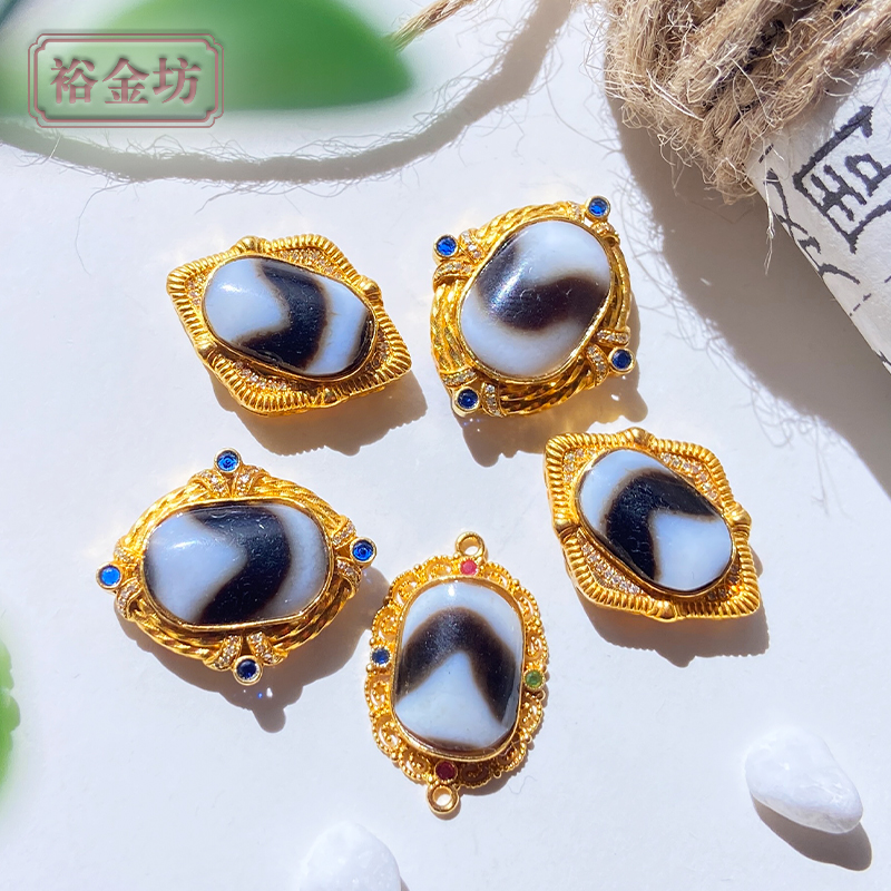 18K金镶黑白虎牙天珠蛋面包金