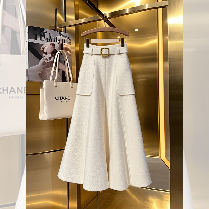 2024秋冬季今年流行爆款高级感超好看气质白色a字加厚半身长裙女