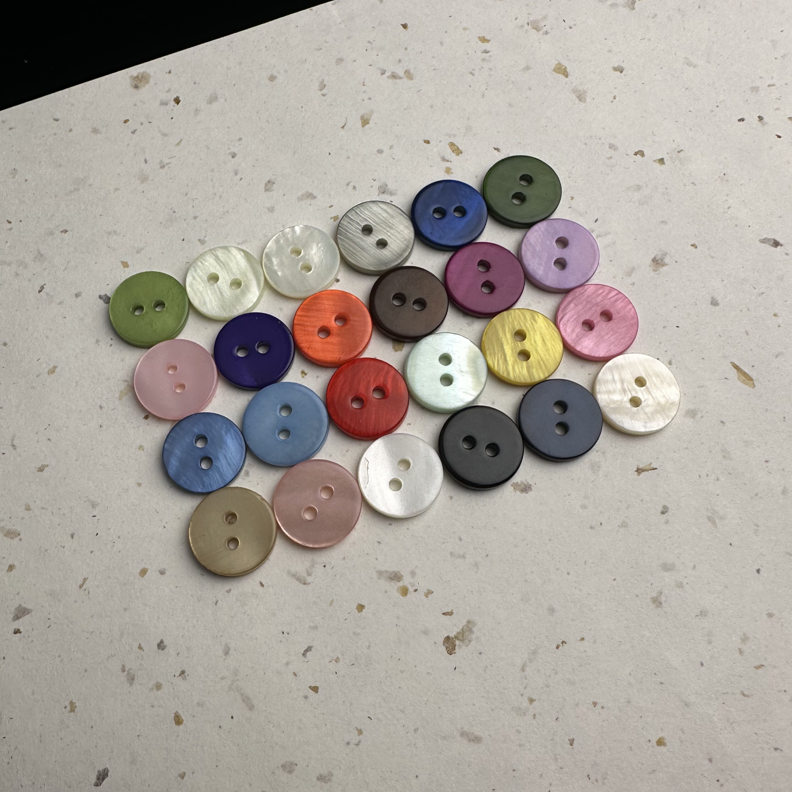 彩色真贝壳材质纽扣天然贝母扣子河贝珍珠贝壳纽扣衬衫开衫西装扣