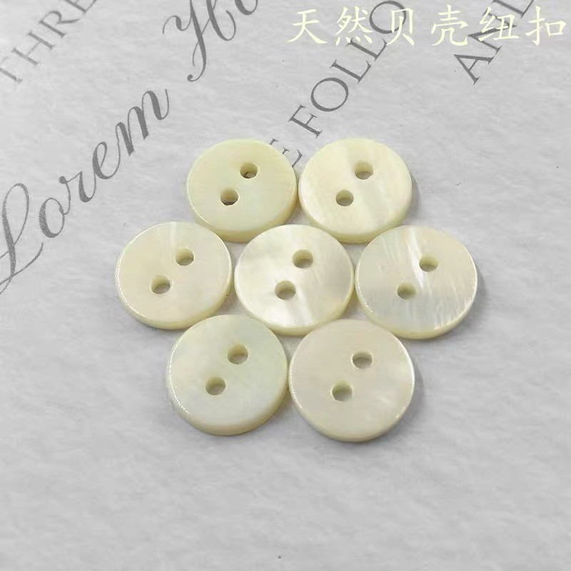 米黄色贝壳纽扣圆形2眼平面珍珠贝壳扣天然贝壳纽扣衬衫衬衣钮扣