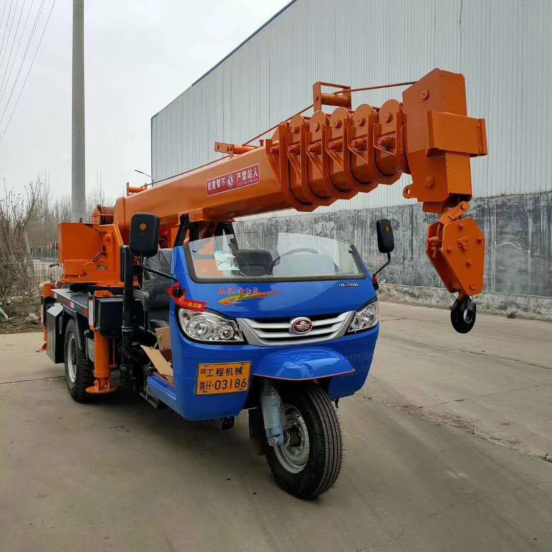 现货农用5吨三轮吊车 三马子改装吊车 建筑楼板随车吊 三蹦子吊车