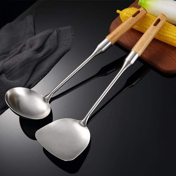 new Home Kitchen shovel spoon suits against the hot long