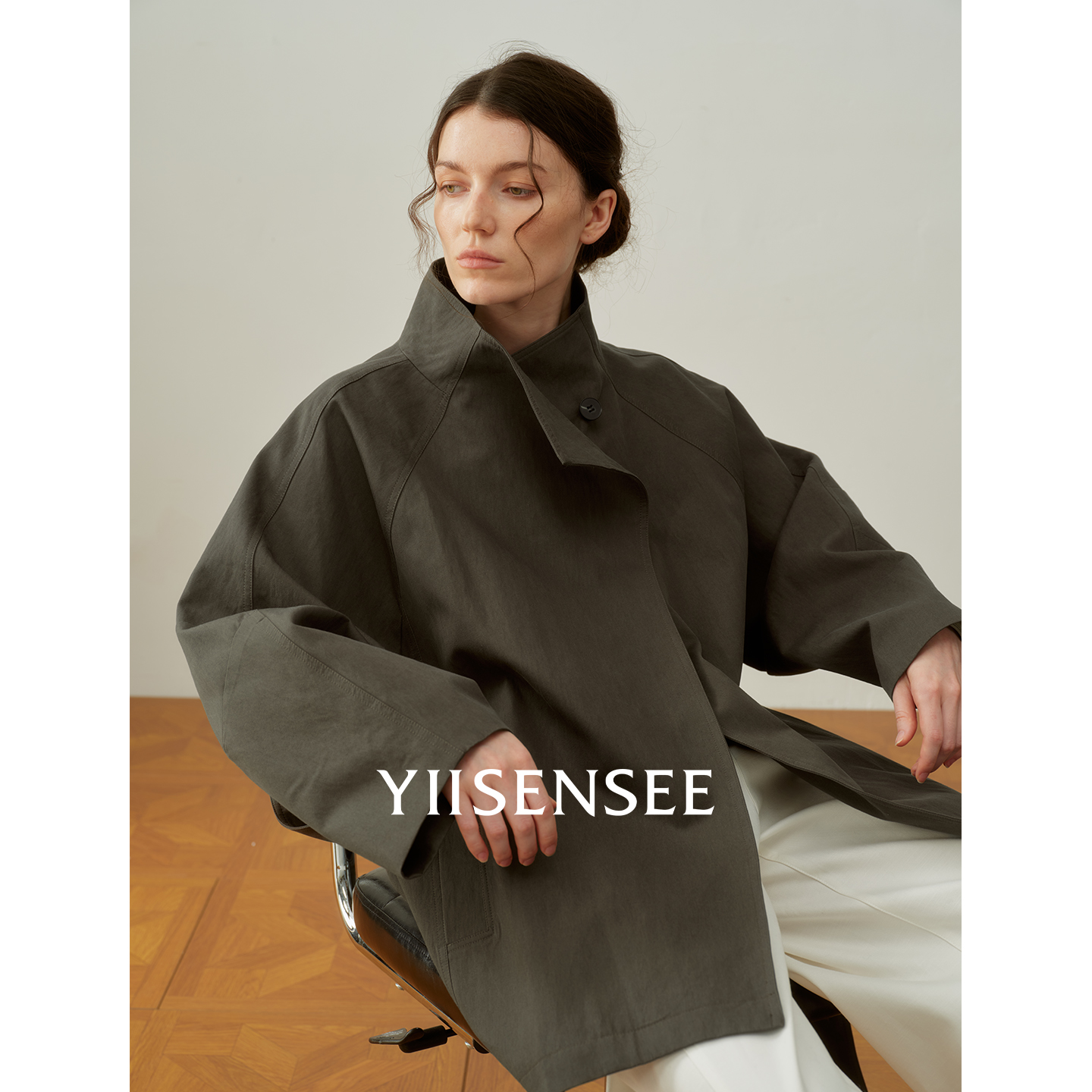 YIISENSEE逸识 从容慢步立领宽松一粒扣廓形纯色短风衣外套女秋冬