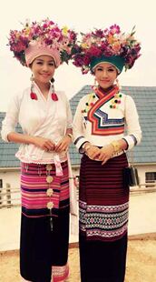 布朗族民族演出服高端定制少数民族布朗族服装玫红长款舞蹈表演服