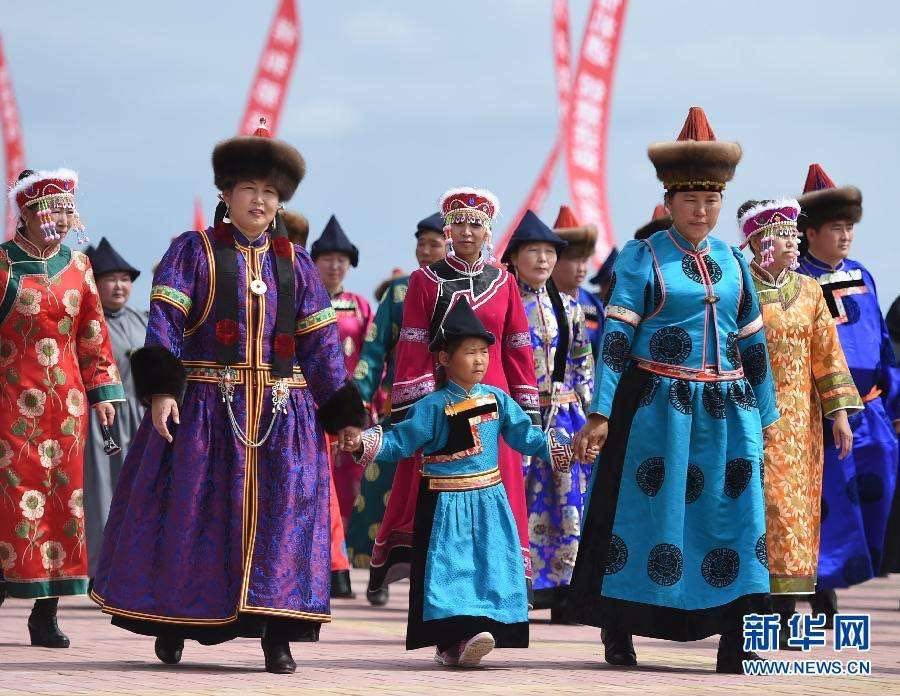 56个少数民族演出服装鄂温克族成人长款秋冬长款鄂温克族表演服饰图片