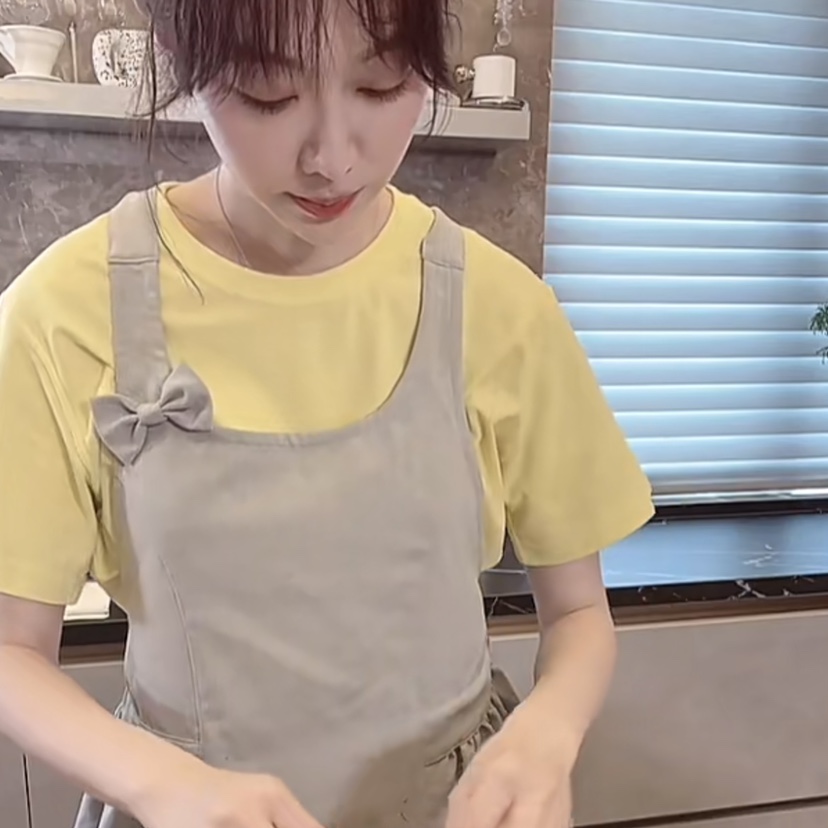 姜妍同款围裙款灰色米色蝴蝶结工作服美甲烘培店漂亮可爱罩衣