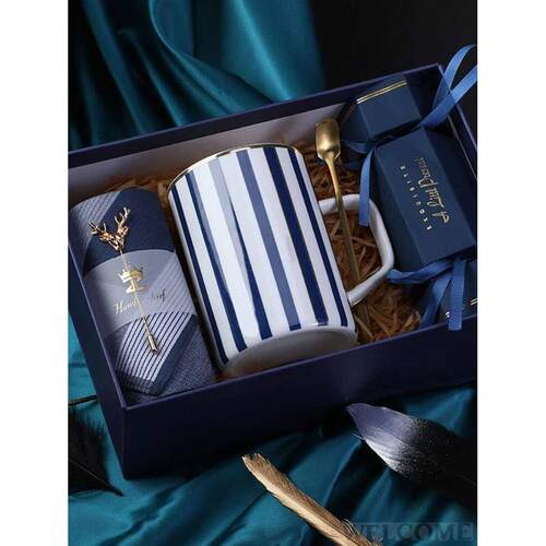 Entrance banquet return gift with hand gift bridesmaid walk