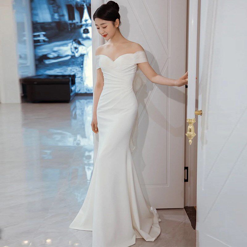 新品白色简约一字肩轻婚纱修w身显瘦鱼尾出门纱性感美背法式缎面