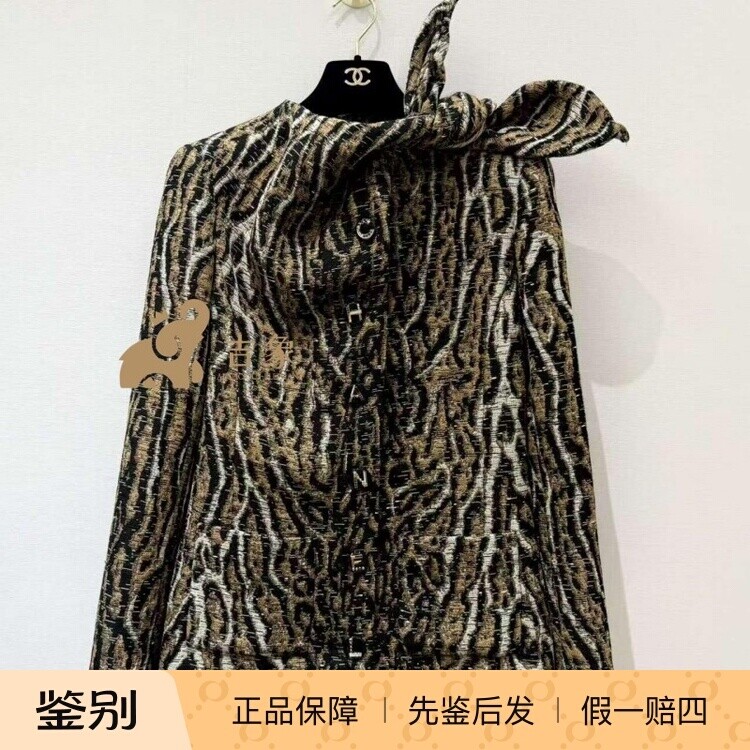 Chanel香奈儿豹纹字母扣短外套