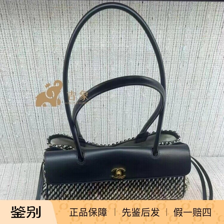 香奈儿黑白混色编织法棍腋下包