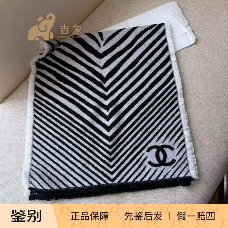 香奈儿羊绒黑白拼色条纹围巾披肩