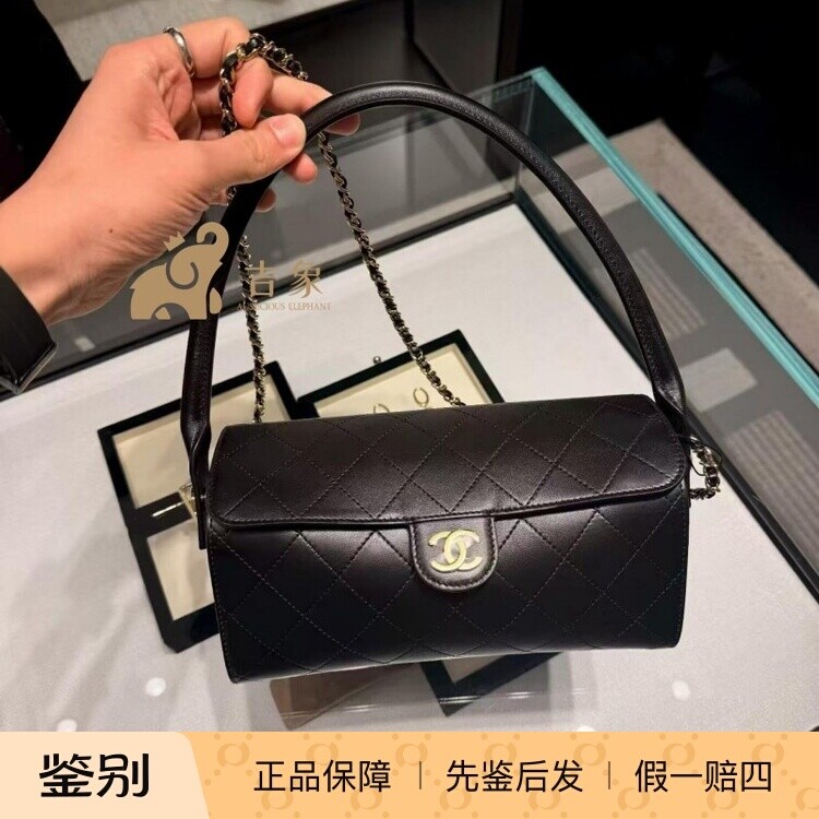 香奈儿黑金羊皮菱格圆筒斜挎包