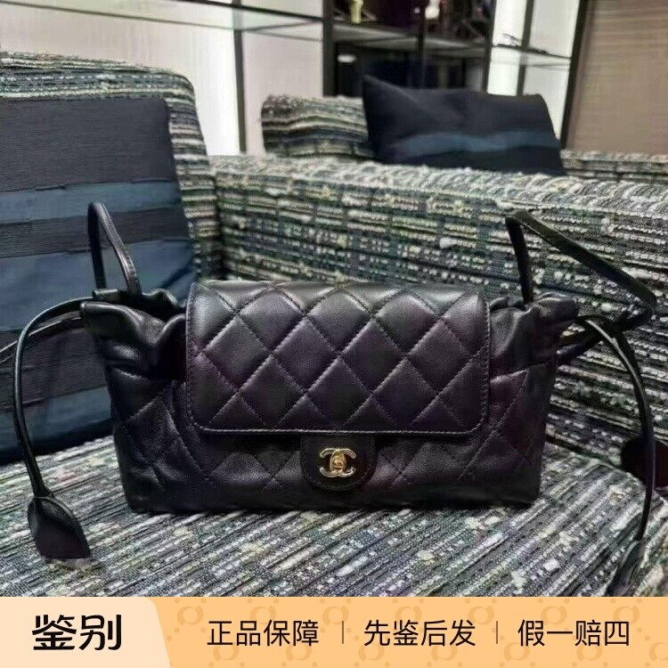香奈儿黑金抽绳翻盖斜挎福袋包
