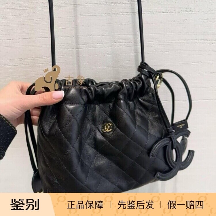 香奈儿黑金羊皮抽绳水桶斜挎包