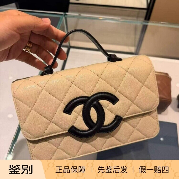 香奈儿米色拼黑牛皮邮差包
