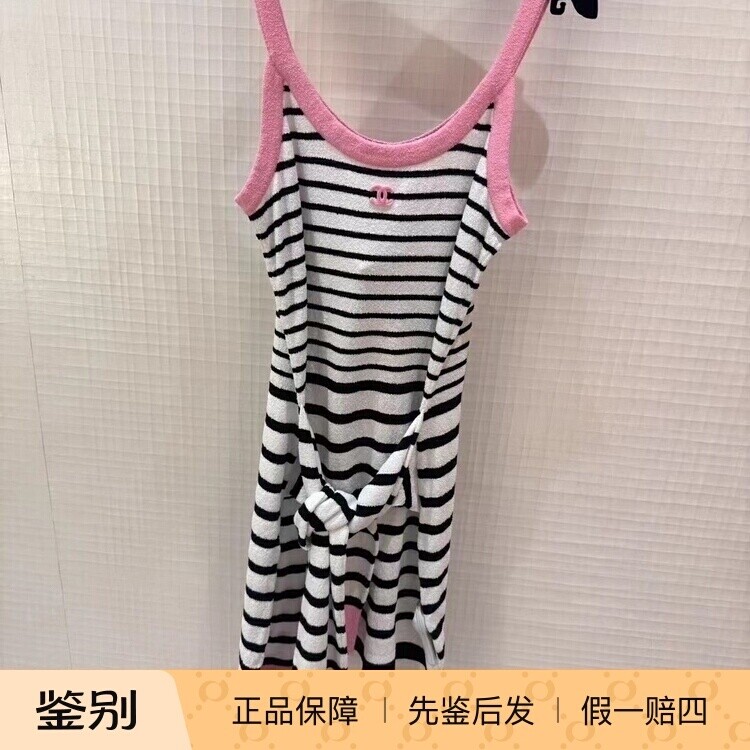 黑白条纹粉边针织吊带连衣裙
