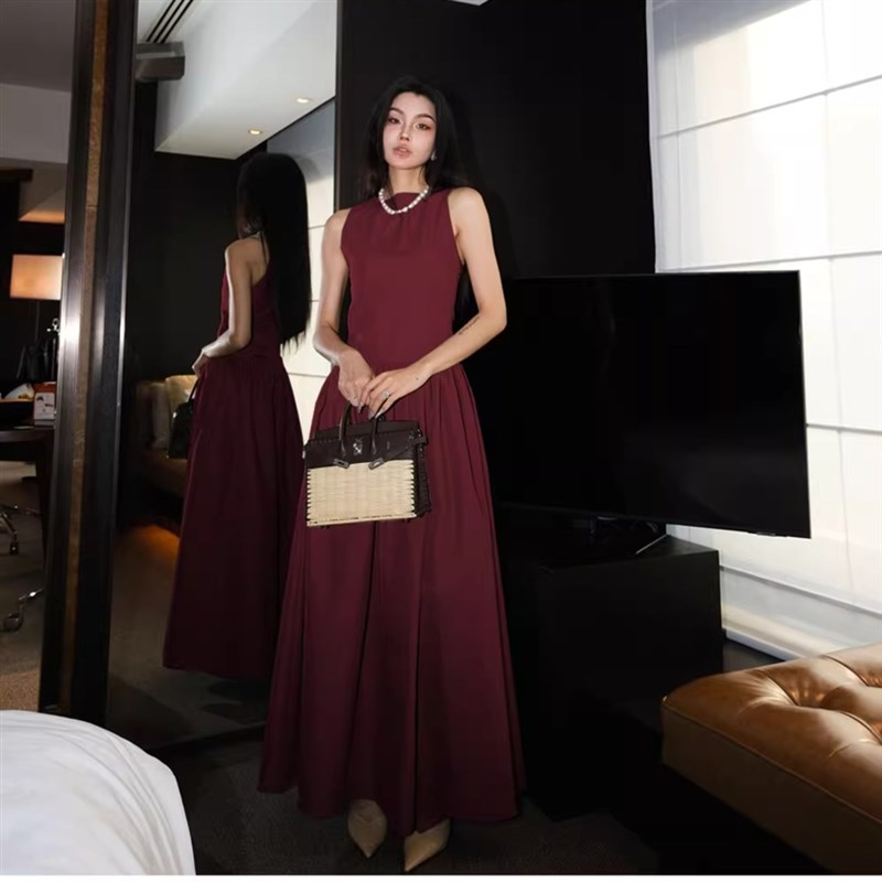 酒红色圆领无袖收腰显瘦连衣裙女夏2025新款法式气质轻奢A字长裙