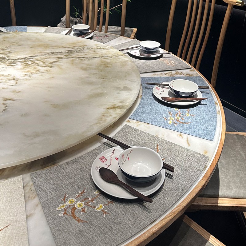 速发梅花新中式圆桌扇形餐垫防水防油绣花隔热酒店高档皮革中国风