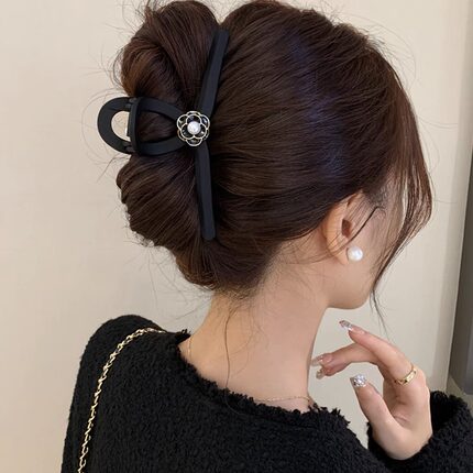 黑色磨砂山茶花抓夹大号优雅法式发夹女2025新款后脑勺高级鲨鱼夹